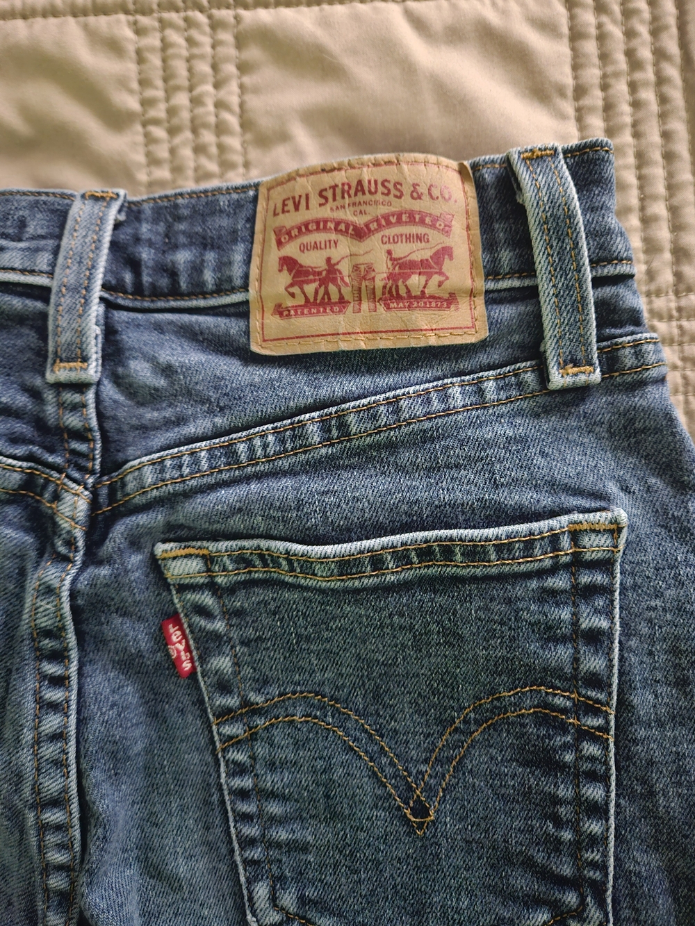 Levi's Women's Classic High-Waist Mom Jean